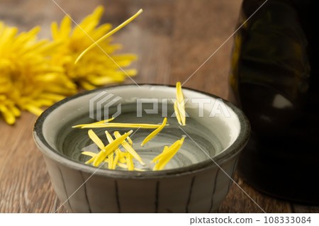 食用菊花、日本清酒、去花瓣 食用菊花、日本清酒、去花瓣 108333084