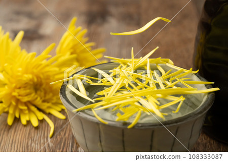Edible chrysanthemum, Japanese sake, petals removed Edible chrysanthemum, Japanese sake, petals removed 108333087