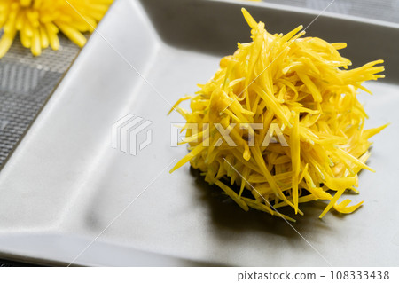 Edible chrysanthemum vinegared 108333438