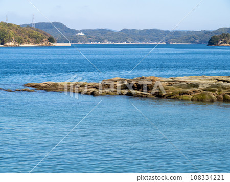 從崎島(廣島縣三原市)海岸看到的瀨戶內海。 從崎島(廣島縣三原市)海岸看到的瀨戶內海。 108334221
