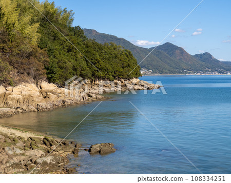 The coast of Saki Island (Mihara City, Hiroshima Prefecture) and the calm and beautiful scenery of the Seto Inland Sea. 108334251