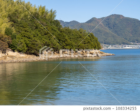 崎島(廣島縣三原市)的海岸和瀨戶內海平靜美麗的風景。 崎島(廣島縣三原市)的海岸和瀨戶內海平靜美麗的風景。 108334255