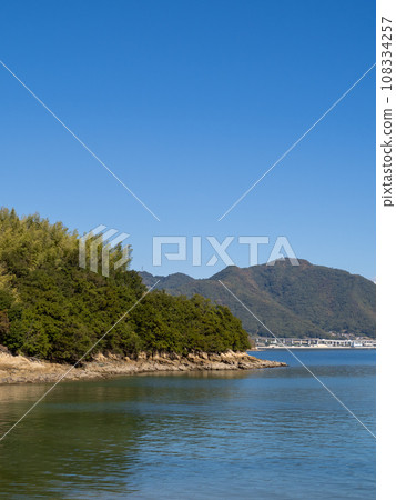 崎島(廣島縣三原市)的海岸和瀨戶內海平靜美麗的風景。 (垂直構圖) 崎島(廣島縣三原市)的海岸和瀨戶內海平靜美麗的風景。 (垂直構圖) 108334257