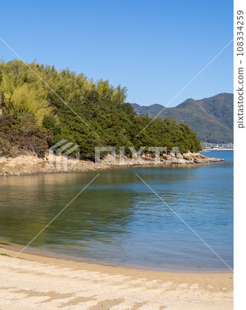 The coast of Saki Island (Mihara City, Hiroshima Prefecture) and the calm and beautiful scenery of the Seto Inland Sea. (Vertical composition) 108334259