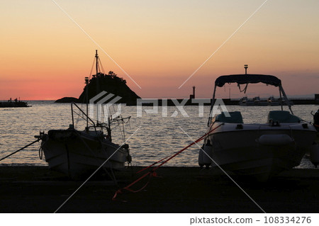 The scenery of Nishina Port bathed in the sunset The scenery of Nishina Port bathed in the sunset 108334276