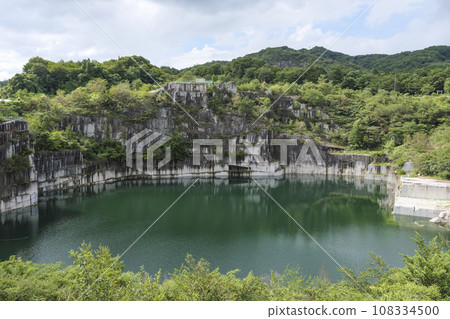 花崗岩採石場處的一個充滿水的湖 108334500