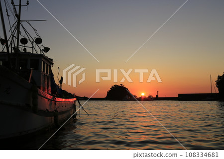 The scenery of Nishina Port bathed in the sunset The scenery of Nishina Port bathed in the sunset 108334681