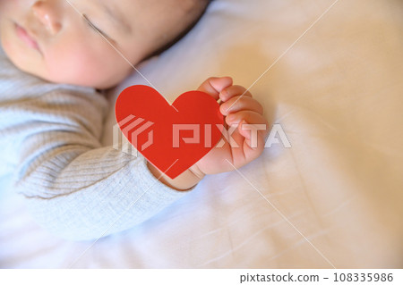 嬰兒睡在床上,手裡拿著一顆心,嬰兒,上床睡覺,午睡,睡臉,育嬰假,0 歲嬰兒 嬰兒睡在床上,手裡拿著一顆心,嬰兒,上床睡覺,午睡,睡臉,育嬰假,0 歲嬰兒 108335986
