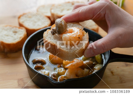 Put it on ajillo baguette Put it on ajillo baguette 108336189