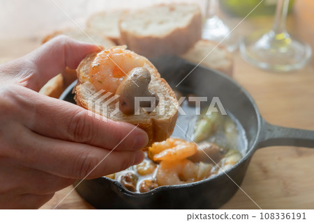 把它放在阿吉洛法棍麵包上 108336191