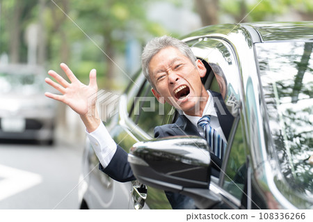 老人開車時容易生氣 108336266