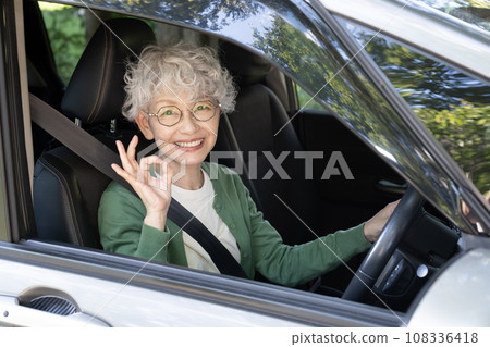 一位老婦人在駕駛座上比劃「OK」手勢 108336418