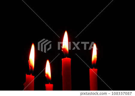 黑暗中點燃四根蠟燭(聖誕節來臨克蘭茲) 黑暗中點燃四根蠟燭(聖誕節來臨克蘭茲) 108337087