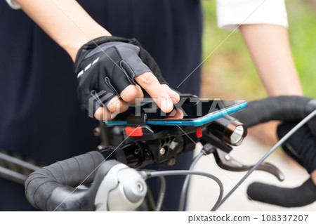 使用智能手機支架操作安裝在公路自行車上的智能手機導航 108337207