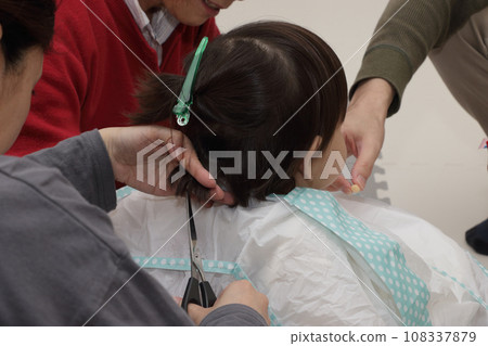 在家幫媽媽理髮師理髮 在家幫媽媽理髮師理髮 108337879