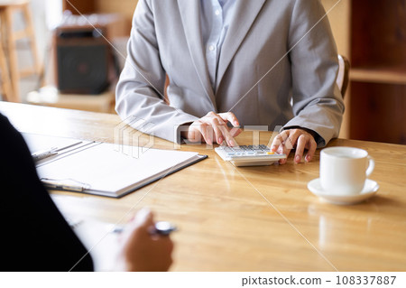 亞洲女商人談論金錢 亞洲女商人談論金錢 108337887