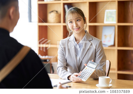 Asian business woman showing estimated amount Asian business woman showing estimated amount 108337889