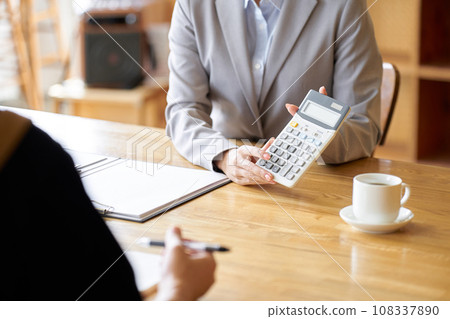Asian business woman showing estimated amount Asian business woman showing estimated amount 108337890