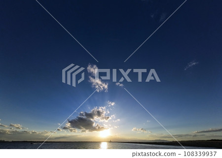 傍晚的天空和港口，光線透過雲層照耀，秋天，超廣角，基於天空，231028pm 108339937