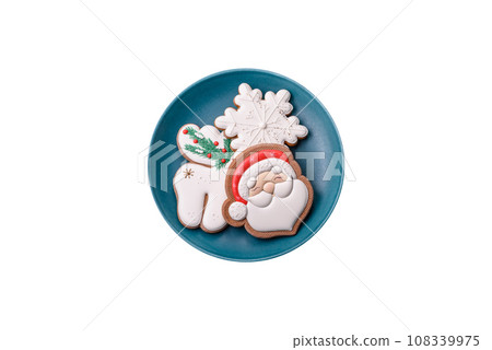Beautiful Christmas gingerbread cookies on a round ceramic plate Beautiful Christmas gingerbread cookies on a round ceramic plate 108339975
