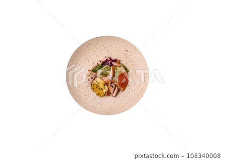 Delicious fresh juicy salad of sliced chicken, grapefruit, lettuce, sesame with olive oil 108340008