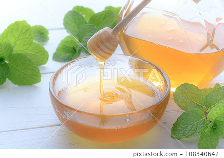 Honey Honey Dipper and Honey Pot Honey Honey Dipper and Honey Pot 108340642