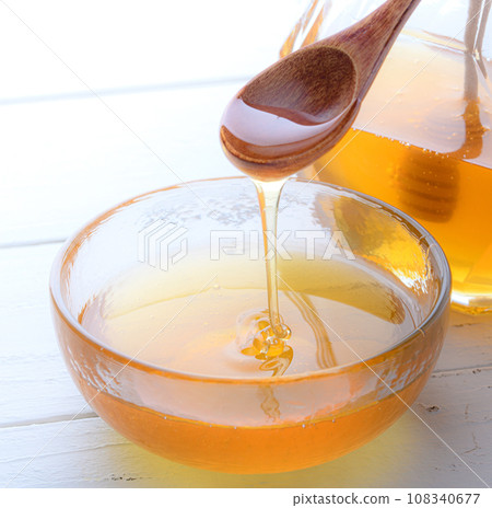 用木匙舀蜂蜜 蜜罐 108340677