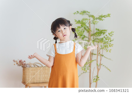 child asking questions 108341321