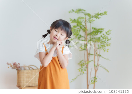 孩子尋求幫助 孩子尋求幫助 108341325