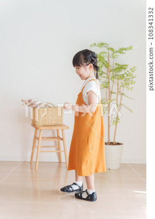 Children's summer clothes, fall clothes, fashion coordination, whole body (portrait) Children's summer clothes, fall clothes, fashion coordination, whole body (portrait) 108341332