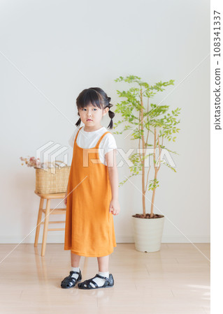 Children's summer clothes, fall clothes, fashion coordination, whole body (portrait) Children's summer clothes, fall clothes, fashion coordination, whole body (portrait) 108341337
