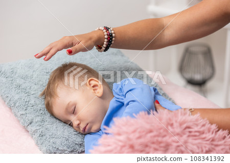 Process of access or consciousness bars therapy, woman healing an young boy by method of 32 points on the head that we touch lightly in certain combinations, an alternative medicine Process of access or consciousness bars therapy, woman healing an young boy by method of 32 points on the head that we touch lightly in certain combinations, an alternative medicine 108341392