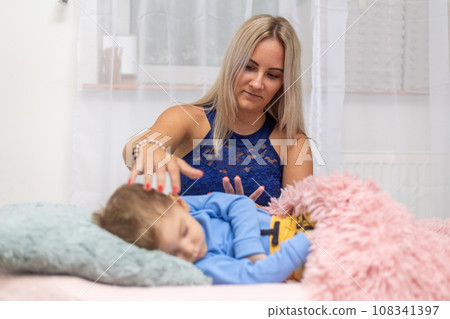 Process of access or consciousness bars therapy, woman healing an young boy by method of 32 points on the head that we touch lightly in certain combinations, an alternative medicine Process of access or consciousness bars therapy, woman healing an young boy by method of 32 points on the head that we touch lightly in certain combinations, an alternative medicine 108341397