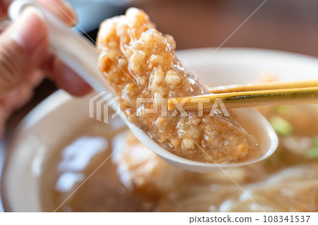 Fried fish fillet rice noodle thick sou Fried fish fillet rice noodle thick sou 108341537