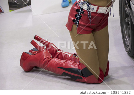 跪著的女人的腿 108341822