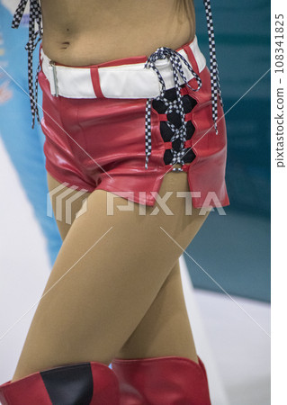 性感女人的大腿和熱褲 108341825