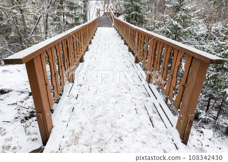 Empty wooden bridge perspective view on a snowy winter day 108342430