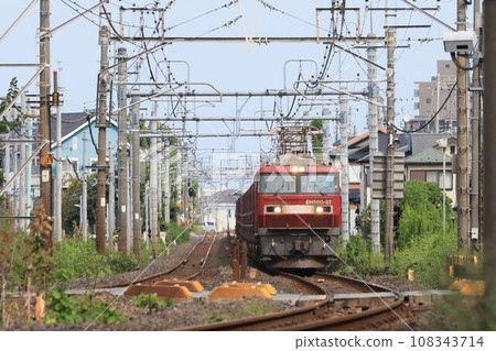 宇都宮線上的貨櫃列車高速駛近 宇都宮線上的貨櫃列車高速駛近 108343714