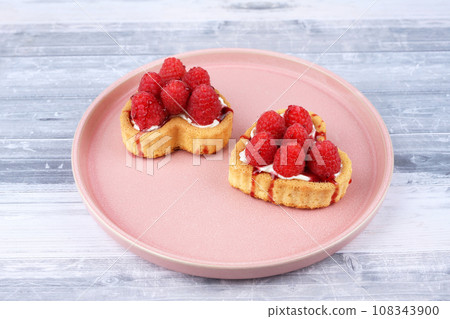 Tarts with raspberries 108343900