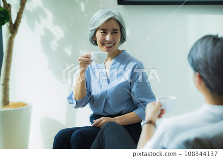 老夫婦在客廳聊天 108344137