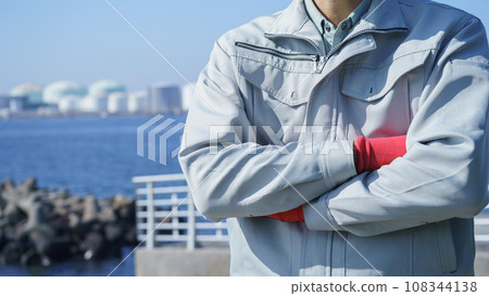 穿著工作服的男士、海洋和工業區│建築業、製造業、工廠形象 穿著工作服的男士、海洋和工業區│建築業、製造業、工廠形象 108344138