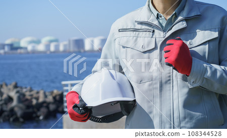 Men in helmets and work clothes, sea and industrial area│Construction industry, manufacturing industry, plant image Men in helmets and work clothes, sea and industrial area│Construction industry, manufacturing industry, plant image 108344528