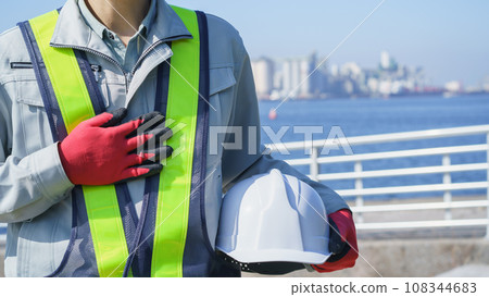 戴頭盔和工作服的男人、海洋和工業區│建築業、製造業、工廠形象 108344683