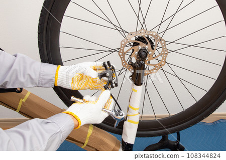 自行車(公路自行車)碟式煞車組裝工作 自行車(公路自行車)碟式煞車組裝工作 108344824
