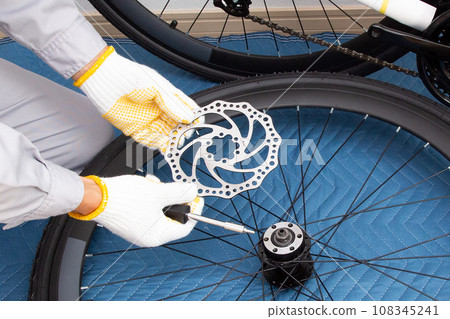 Bicycle (road bike) disc brake disassembly and assembly work 108345241