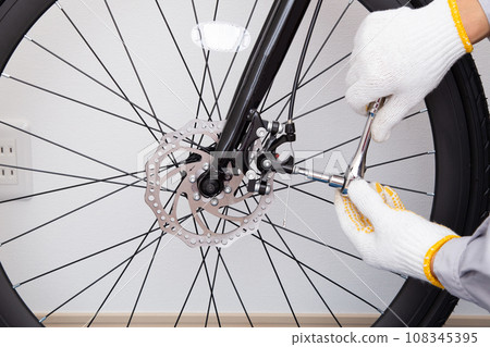 Bicycle disc brake assembly, inspection, and adjustment work Bicycle disc brake assembly, inspection, and adjustment work 108345395