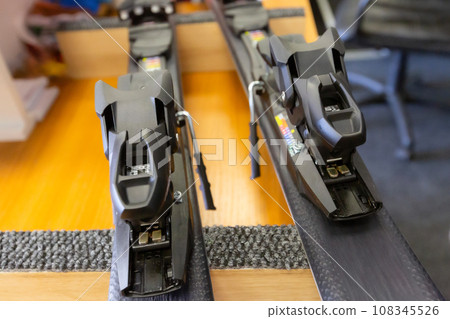 Ski repair service, adjust the bindings table Ski repair service, adjust the bindings table 108345526