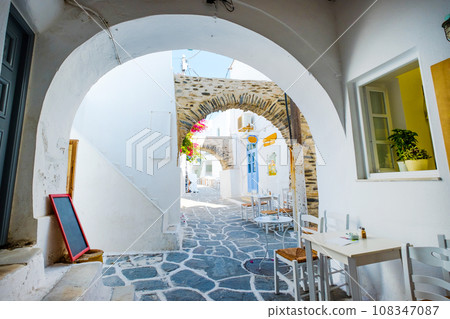 Narrow street with cozy outdoor cafe 108347087