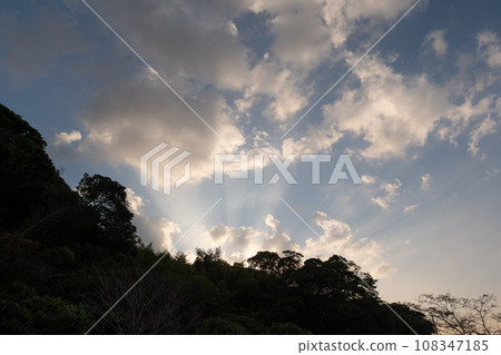 傍晚的天空散發著夢幻般的陽光 108347185