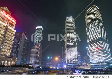 上海浦東陸家嘴摩天大樓夜景 / 上海，中國 108348661